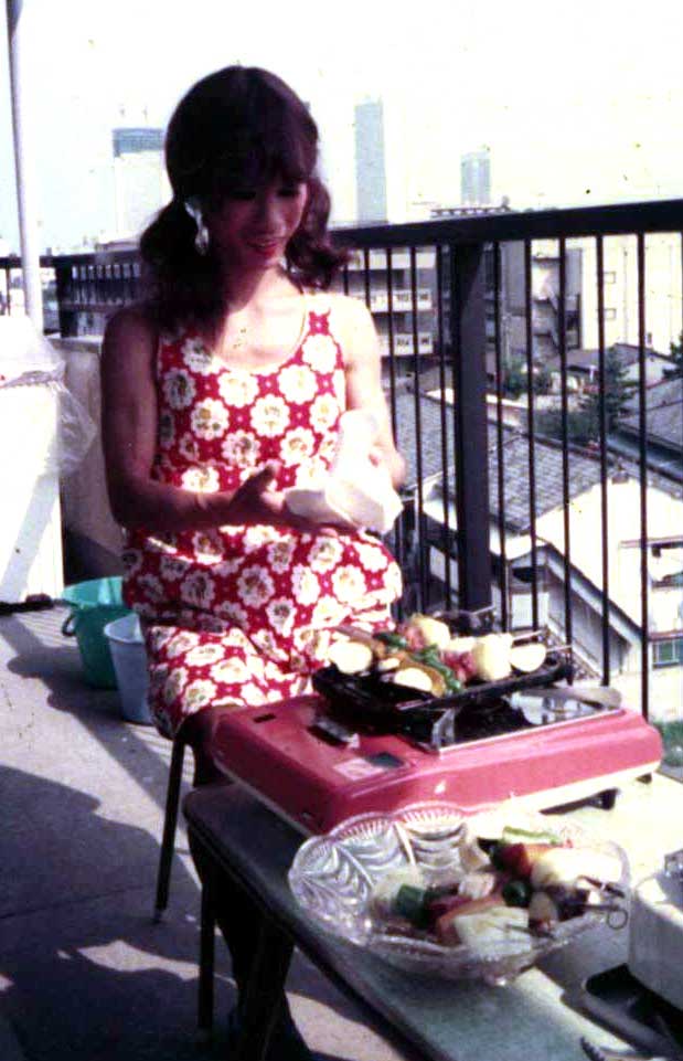 ����12-3�u����̕����v�̃x�����_�ł̃o�[�x�L���[�E�p�[�e�B�B�ʂ��Ă���̂́A�����́u�����l�O�l���v�̈�l�A���삷�݂ꂳ��Ǝv����B�i1973�N���j