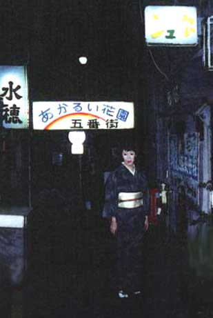 ����22-1 �ԉ��ܔԊX�A���u�W���l�v�̑O�ɗ������ҁi�v�ۓ��Í�����j