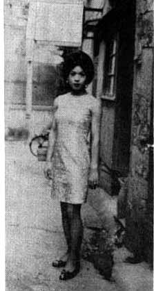 ����6-3�@�u���v�̑O�ɗ����l�����ҁB�A�V�X�^���g�̗m�q����@�w������杁x1971�N3����